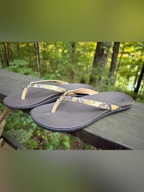 OluKai Ho‘opio Leather Snakeskin Flip-Flops Women’s Size 9
